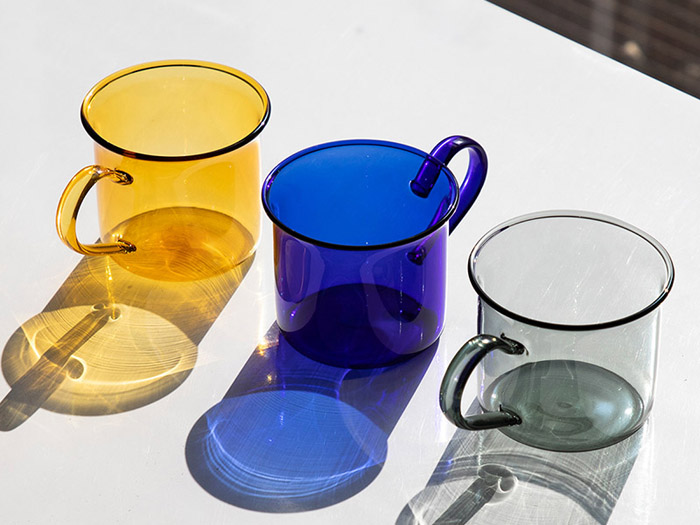 春の食卓スタイル - 美しい輝き、色とりどりのカラフルなマグカップをご紹介